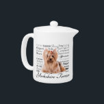 Théière de traits de Yorkie<br><div class="desc">Cette théière de Yorkshire Terrier est un grand cadeau pour n'importe quel amant de Yorkie.</div>