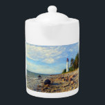 Théière Vormsi<br><div class="desc">Cette oeuvre illustre la force tranquille et la présence intemporelle de Vormsi, une petite île estonienne dans la mer Baltique. Au centre se dresse le phare de Saxby — non pas comme un symbole de grandeur, mais comme un guide calme et régulier entouré d'un silence côtier. La composition s'appuie sur...</div>