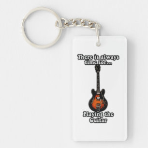 There is always time for playing the guitar. retro sleutelhanger