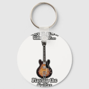There is always time for playing the guitar. retro sleutelhanger