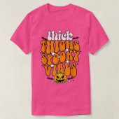 Thick Thighs And Spooky Vibes Pumpkin Groovy Hallo T-shirt (Design voorkant)