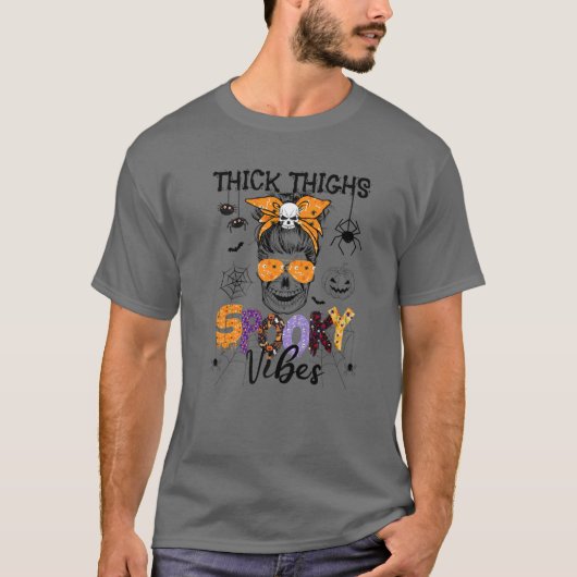 Thick Thighs Spooky Vibes Messy Bun Skull Spider H T-shirt (Voorkant)