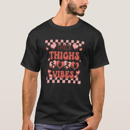 Thick Thighs Xoxo Vibes Retro Groovy Heart Valenti T-shirt (Voorkant)