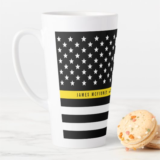 Thin Yellow Line Dispatcher Flag Monogram Groot Latte Mok (In situ)
