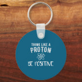 Think Like A Proton Be Sitive Funny Science Motiva Sleutelhanger (Voorkant)