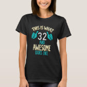 This is what 32 and awesome looks like t-shirt (Voorkant)