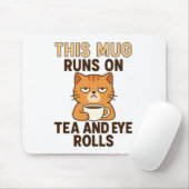 This Mug Runs on Tea and Eye Rolls – Funny British Muismat (Met muis)