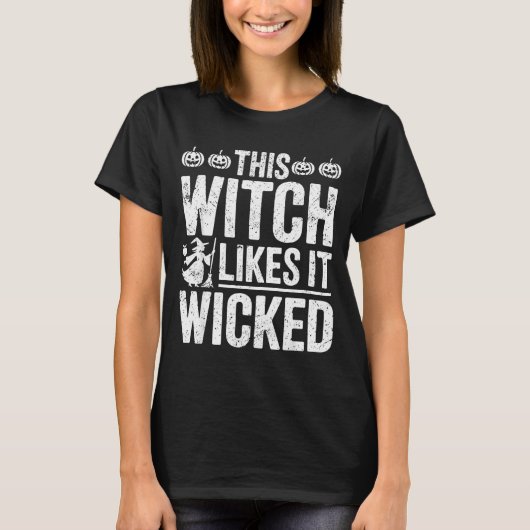 This Witch Likes It Wicked Funny Halloween Broom  T-shirt (Voorkant)