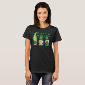 Three Gnomes Holding Shamrock Leopard Plaid St Pat T-shirt (Voorkant volledig)