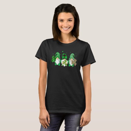 Three Gnomes Holding Shamrock Leopard Plaid St Pat T-shirt (Voorkant volledig)