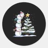 Three Snowmen Are Arranging A Christmas Tree Cute  Ronde Sticker (Voorkant)