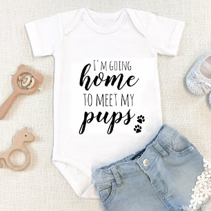 Thuis om mijn pop-upvenster Baby-brochure af te dr Romper