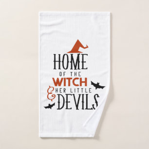 thuis van de heks en haar kleine duivels Halloween Handdoek