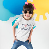 Thuis voorzien van een hartmarine en roze t-shirt