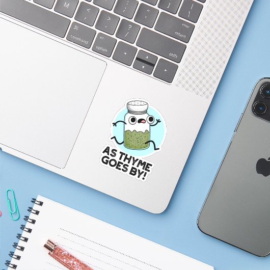 Thyme komt van Funny Herb Spice Pun Sticker (Laptop met iPhone)