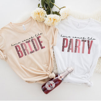 TIA Bridal Party T-shirt, hier komt de Bride T-Shi T-shirt