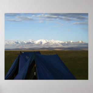 Tibet Plateau bergen blauwe tenten op gras Poster