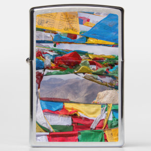 Tibetaans landschap met gebedvlaggen - Himalaya