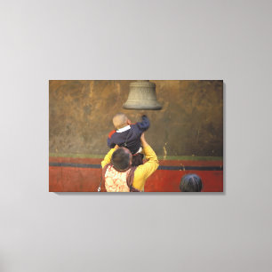 Tibetaanse boeddhistische monnik tilt een jongen o canvas afdruk
