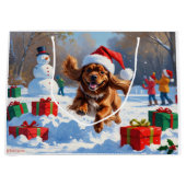 Tibetaanse Spaniel loopt in de sneeuw met kerst Pe Groot Cadeauzakje (Voorkant)