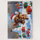 Tibetaanse Spaniel loopt in de sneeuw met kerst Pe Legpuzzel (Verticaal)