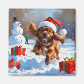 Tibetaanse Spaniel loopt in de sneeuw met kerst Pe Magneet (Voorkant)