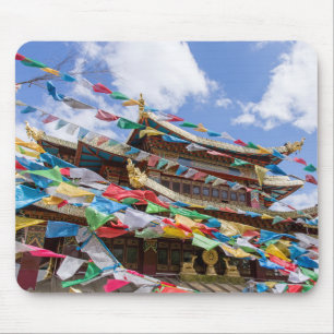Tibetaanse tempel met gebedsvlaggen - Yunnan, Chin Muismat