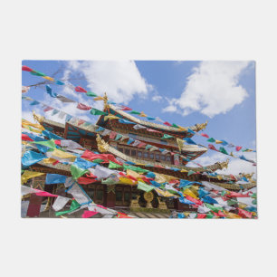 Tibetaanse tempel met gebedvlaggen - Yunnan, China Deurmat