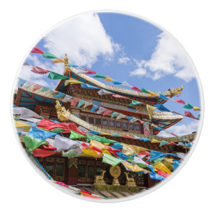 Tibetaanse tempel met gebedvlaggen - Yunnan, China Keramische Knop