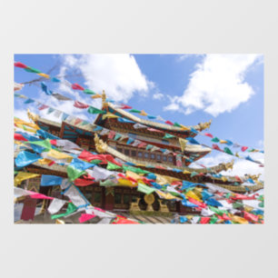 Tibetaanse tempel met gebedvlaggen - Yunnan, China Raamsticker