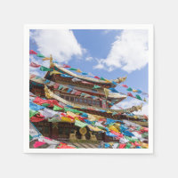 Tibetaanse tempel met gebedvlaggen - Yunnan, China