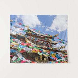 Tibetaanse tempel met gebedvlaggen - Yunnan, China Wandkleed