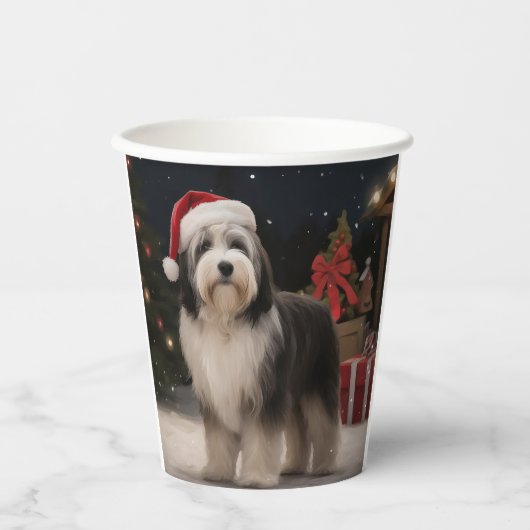 Tibetaanse Terriër Hond in Sneeuw Kerstmis Papieren Bekers (Voorkant)