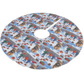 Tibetaanse Terriër loopt in de sneeuw met kerst Pe Kerstboom Rok (Gekanteld)