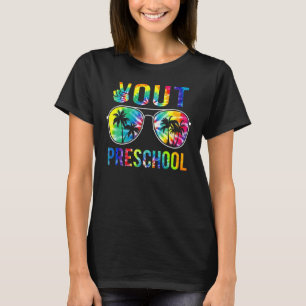 Tien Dye op de laatste dag van de schoolvrede in h T-shirt