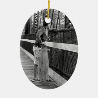 Tiener met longboard keramisch ornament