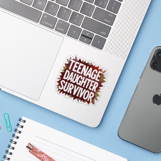 Tienerdochter Survivor Grappig Mam Pap Ouderschap Sticker (Laptop met iPhone)