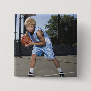 Tienerjongen op basketbalrechtbank 2 vierkante button 5,1 cm