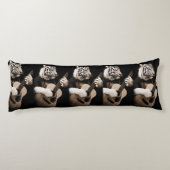 Tiger Strings – Elegant Musical Art Lichaamskussen (Achterkant)