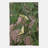 Tiger Swallowtail Butterflies over Joe Pye Weed Theedoek (Verticaal)