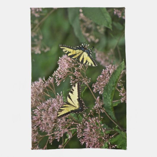 Tiger Swallowtail Butterflies over Joe Pye Weed Theedoek (Verticaal)