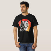 Tiger symbol of courage. T-Shirt (Devant entier)