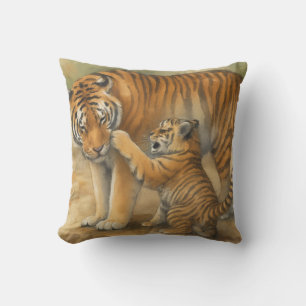 Tiger Tenderness - ouder en welp in het bos Kussen