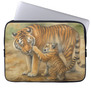 Tiger Tenderness - ouder en welp in het bos Laptop Sleeve