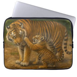 Tiger Tenderness - ouder en welp in het bos Laptop Sleeve