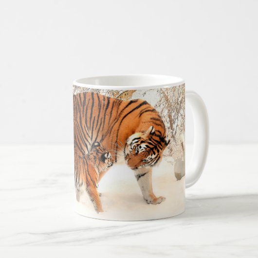 Tigre avec tigre en hiver Mug de café (Devant droit)