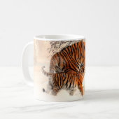 Tigre avec tigre en hiver Mug de café (Devant gauche)