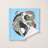 Tigre blanc contre dragon vert dans le fl yin yang (Gant de toilette)