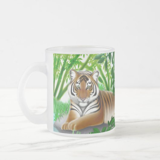 Tigre de Sumatran dans la tasse en bambou de (Gauche)