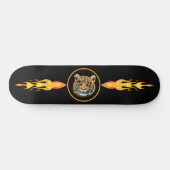 Tigre sauvage, flammes sur skateboard noir (Horz)
